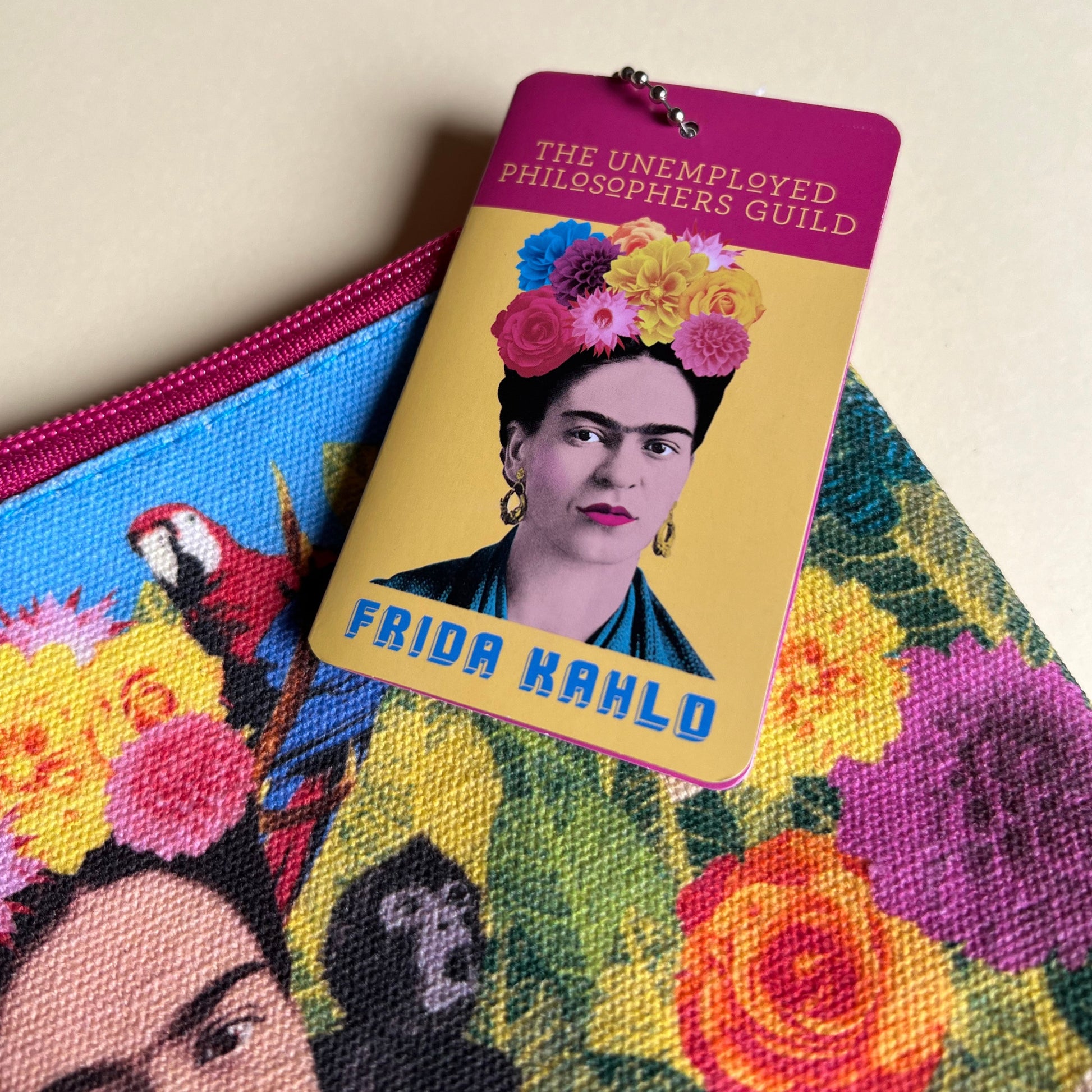 Dettaglio dell'etichetta di un astuccio di Frida Khalo